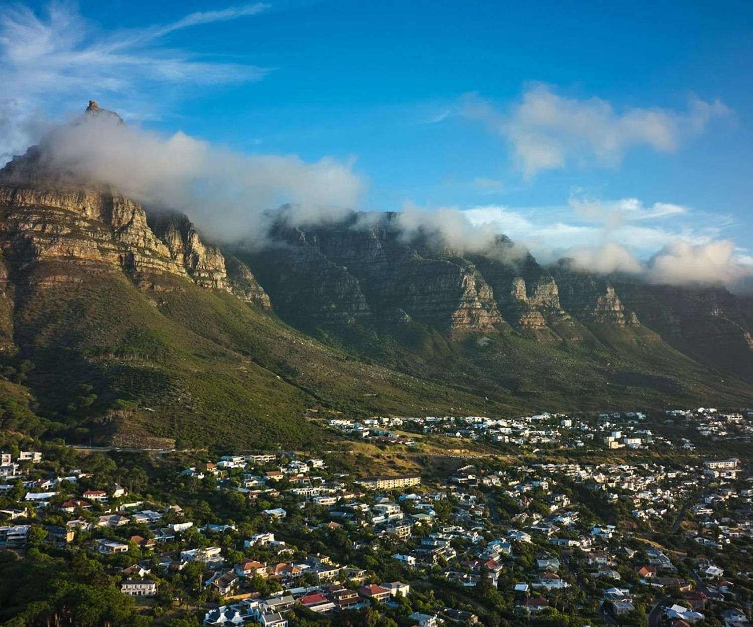 Drohnenaufnahme von Kapstadt – Blick auf den Tafelberg mit der DJI Mavic 3 Cine.