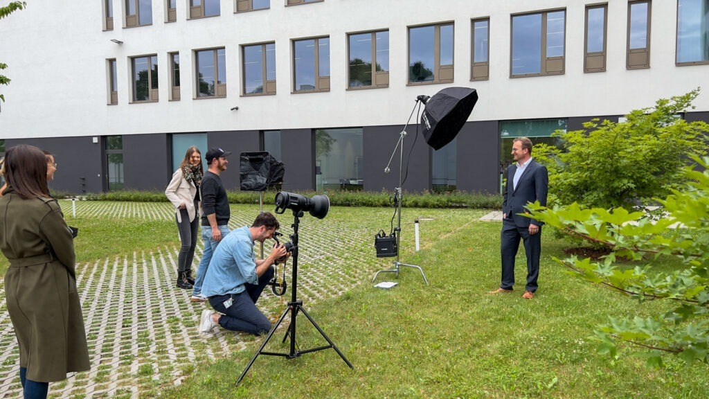 Vielleicht nicht ganz so schick wie das, was vor der Kamera passiert, aber definitiv der schönste Teil unseres Jobs: die Arbeit am Set.