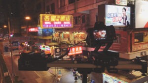 Konzeption, Produktion und Postproduktion eines Dokumentarfilms über das Leben als kontinuierliche Reise am Beispiel des Alltags in Hongkong.