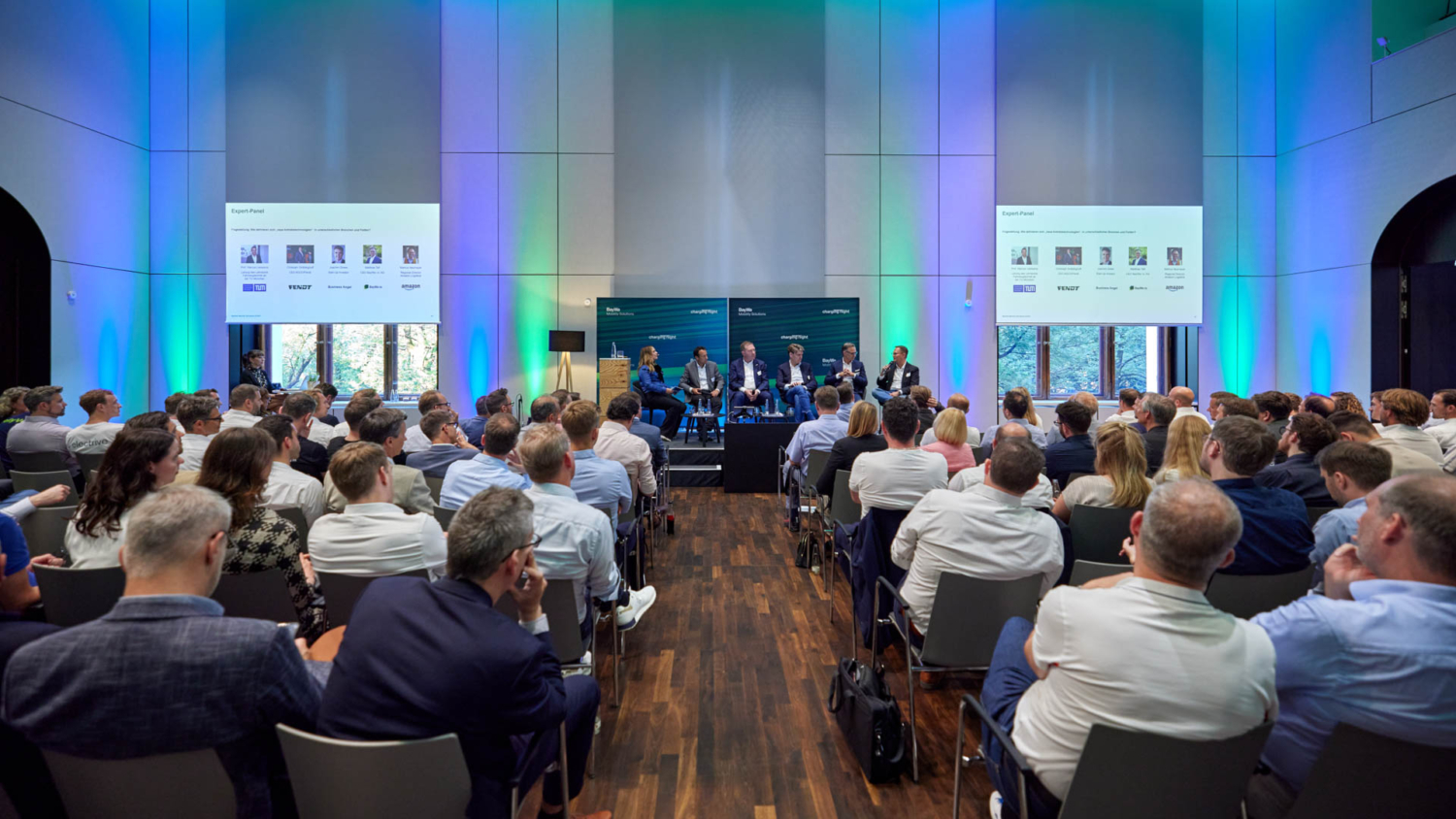 Expertenrunde diskutiert über Ladeinfrastruktur und nachhaltige Mobilität bei der BayWa Charging Night 2024.