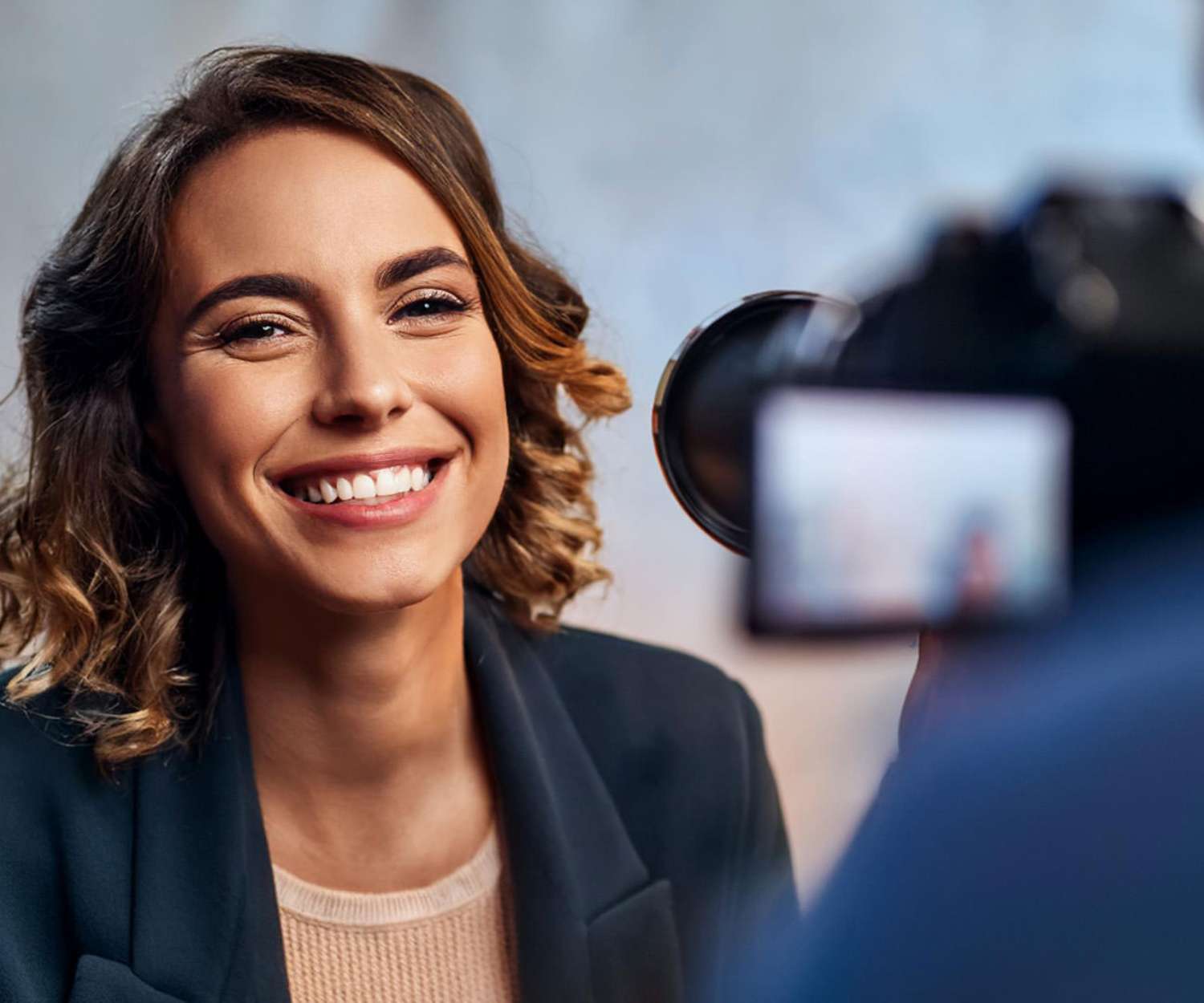 ine Nahaufnahme eines lachenden Menschen, der in einem Filmprojekt interviewt wird.