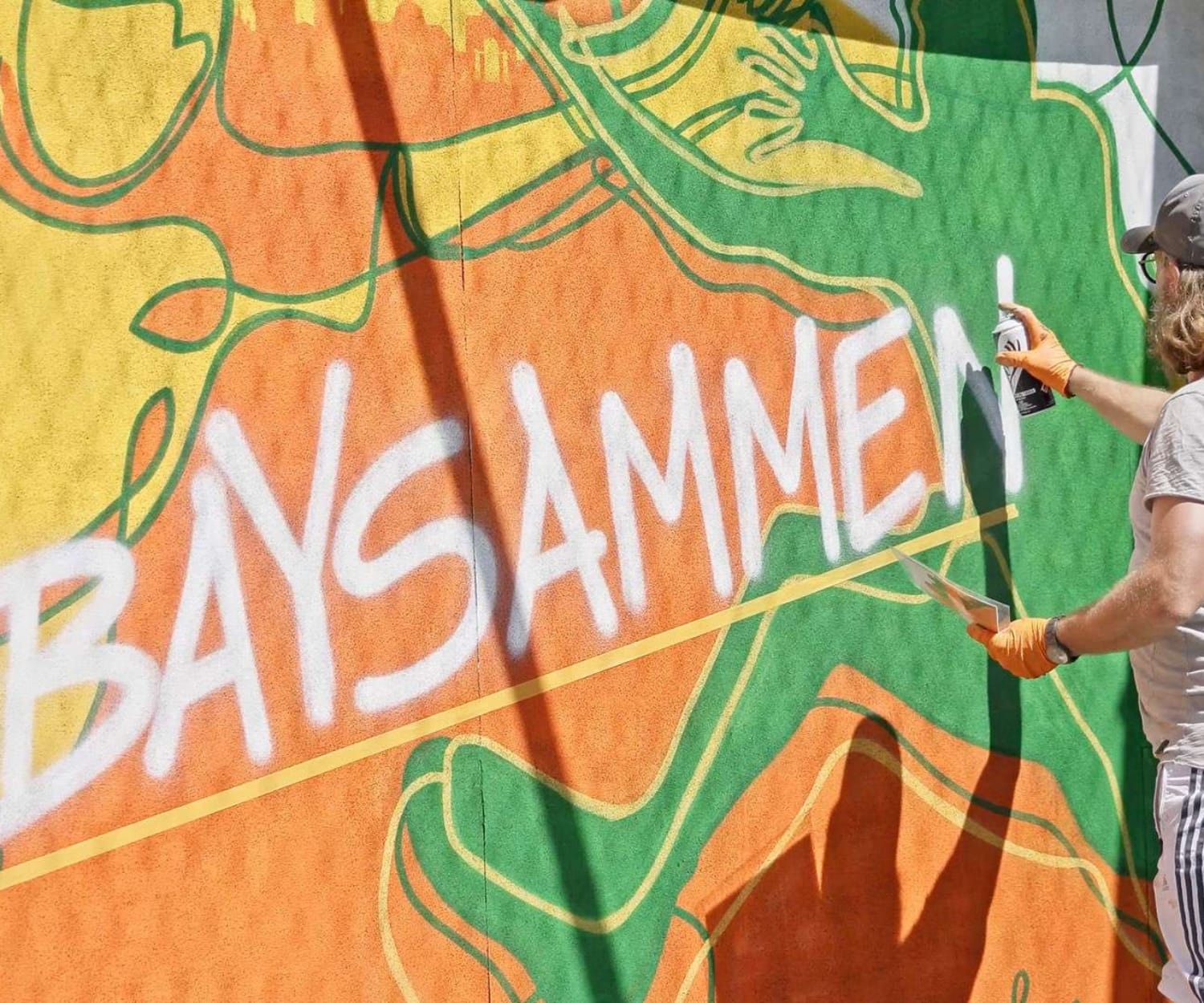 Der einzigartige Bolz- und Basketballplatz auf dem Dach des Bellevue di Monaco, realisiert mit Unterstützung der BayWa AG, ergänzt durch ein beeindruckendes Graffiti von Künstler Lando.