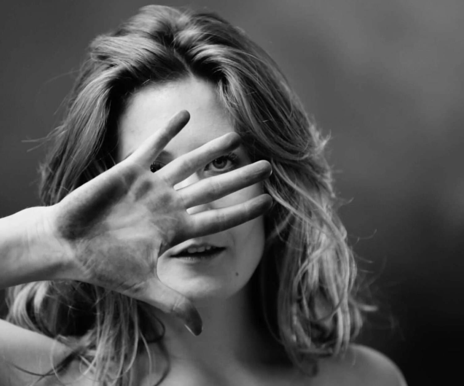Bernadette in einer dynamischen Tanzpose, ausdrucksstark und voller Leidenschaft.