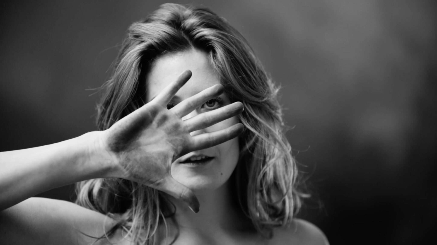 Bernadette in einer dynamischen Tanzpose, ausdrucksstark und voller Leidenschaft.