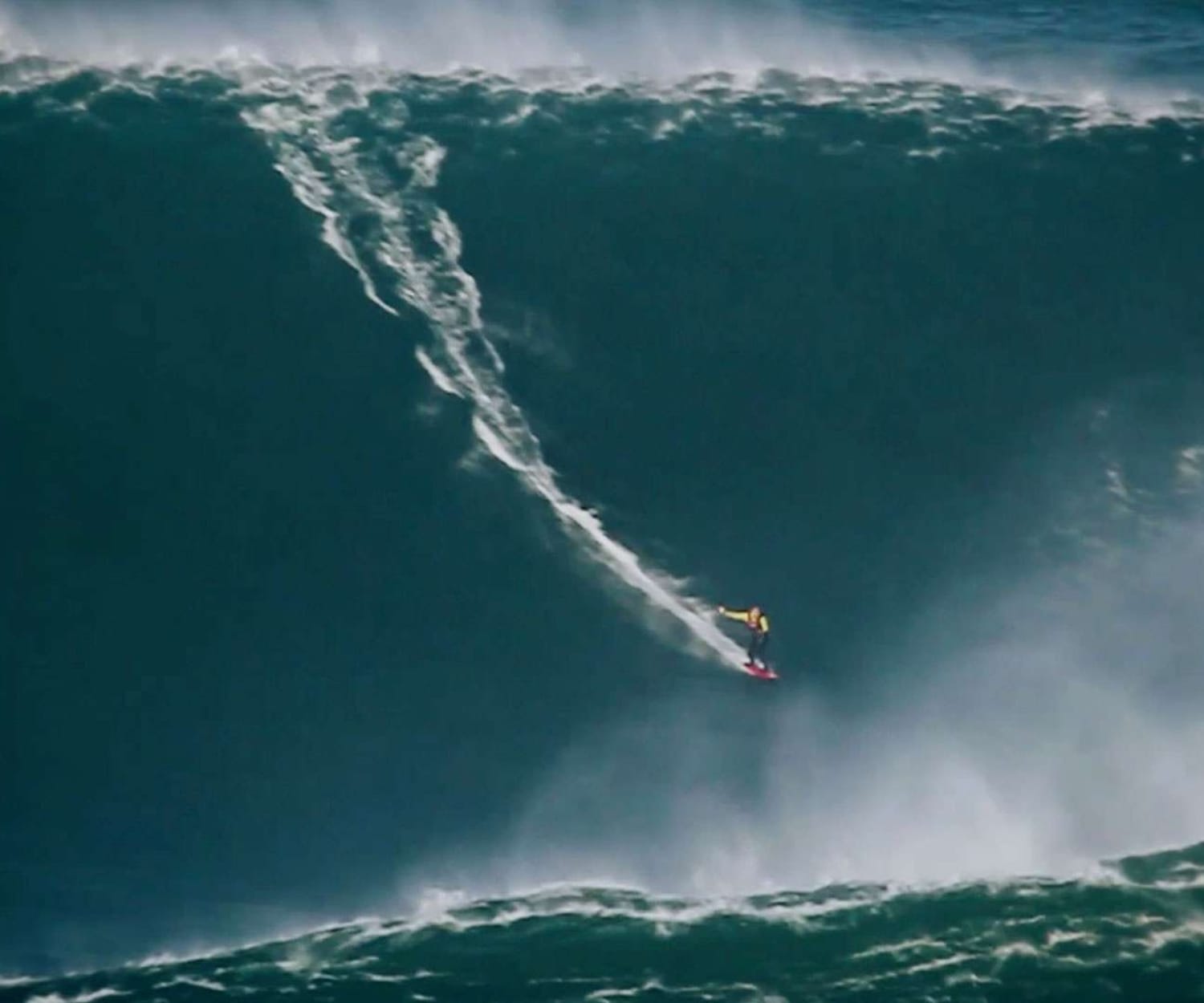 Garrett McNamara und Sebastian Steudtner surfen in Nazaré auf riesigen Wellen – festgehalten in atemberaubenden Bildern für Mercedes-Benz und das MBoard Project.