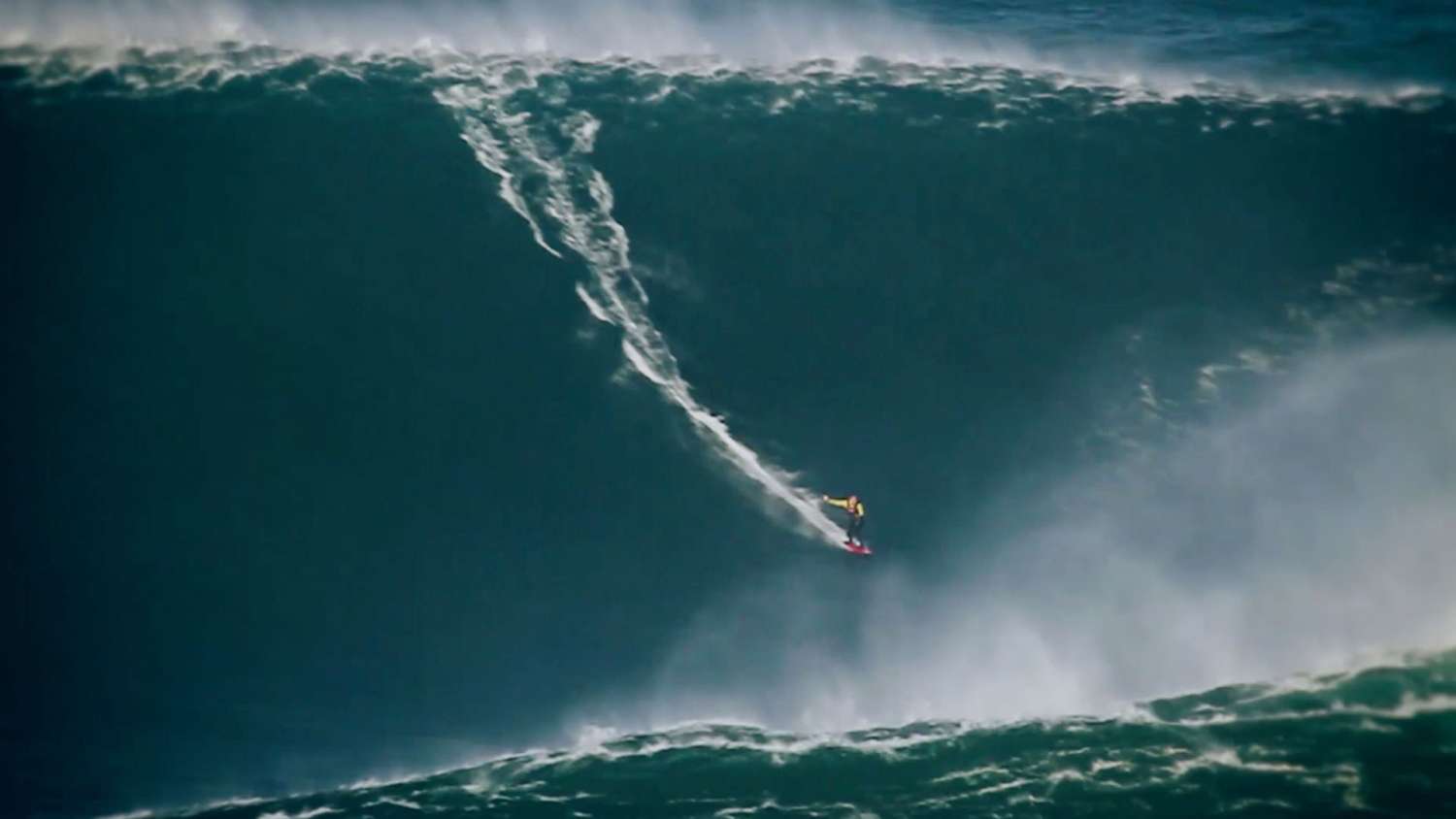 Garrett McNamara und Sebastian Steudtner surfen in Nazaré auf riesigen Wellen – festgehalten in atemberaubenden Bildern für Mercedes-Benz und das MBoard Project.