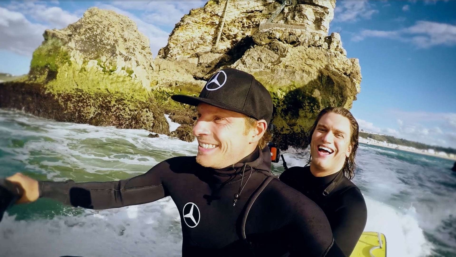 Garrett McNamara und Sebastian Steudtner surfen in Nazaré auf riesigen Wellen – festgehalten in atemberaubenden Bildern für Mercedes-Benz und das MBoard Project.
