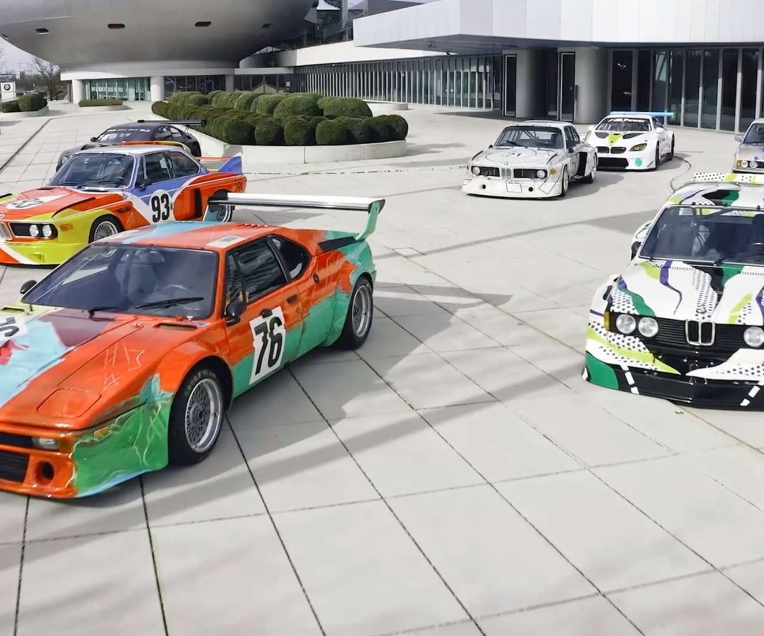 Kunstvoll gestaltete BMW Art Cars vor dem BMW Vierzylinder in München