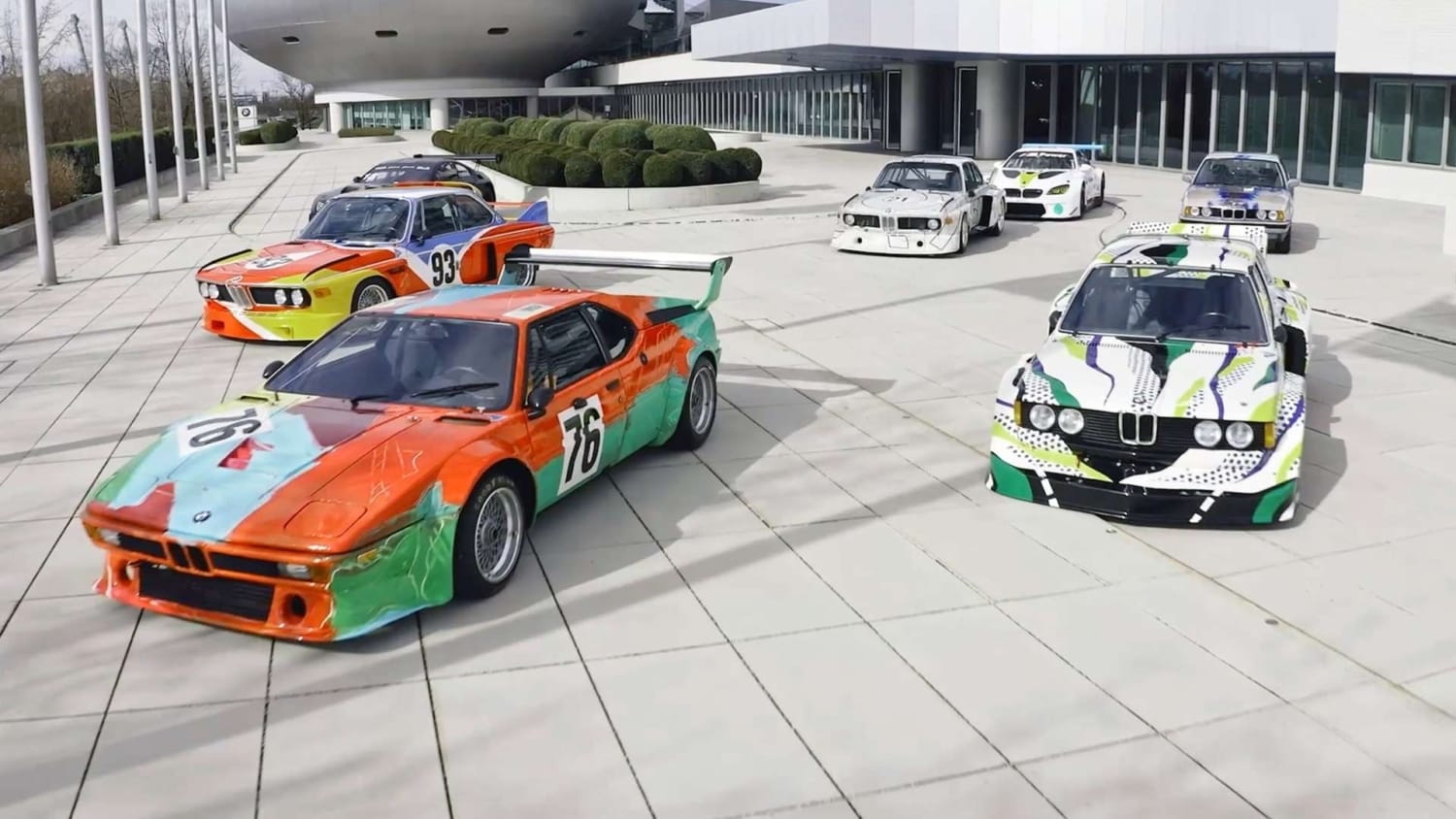 Kunstvoll gestaltete BMW Art Cars vor dem BMW Vierzylinder in München