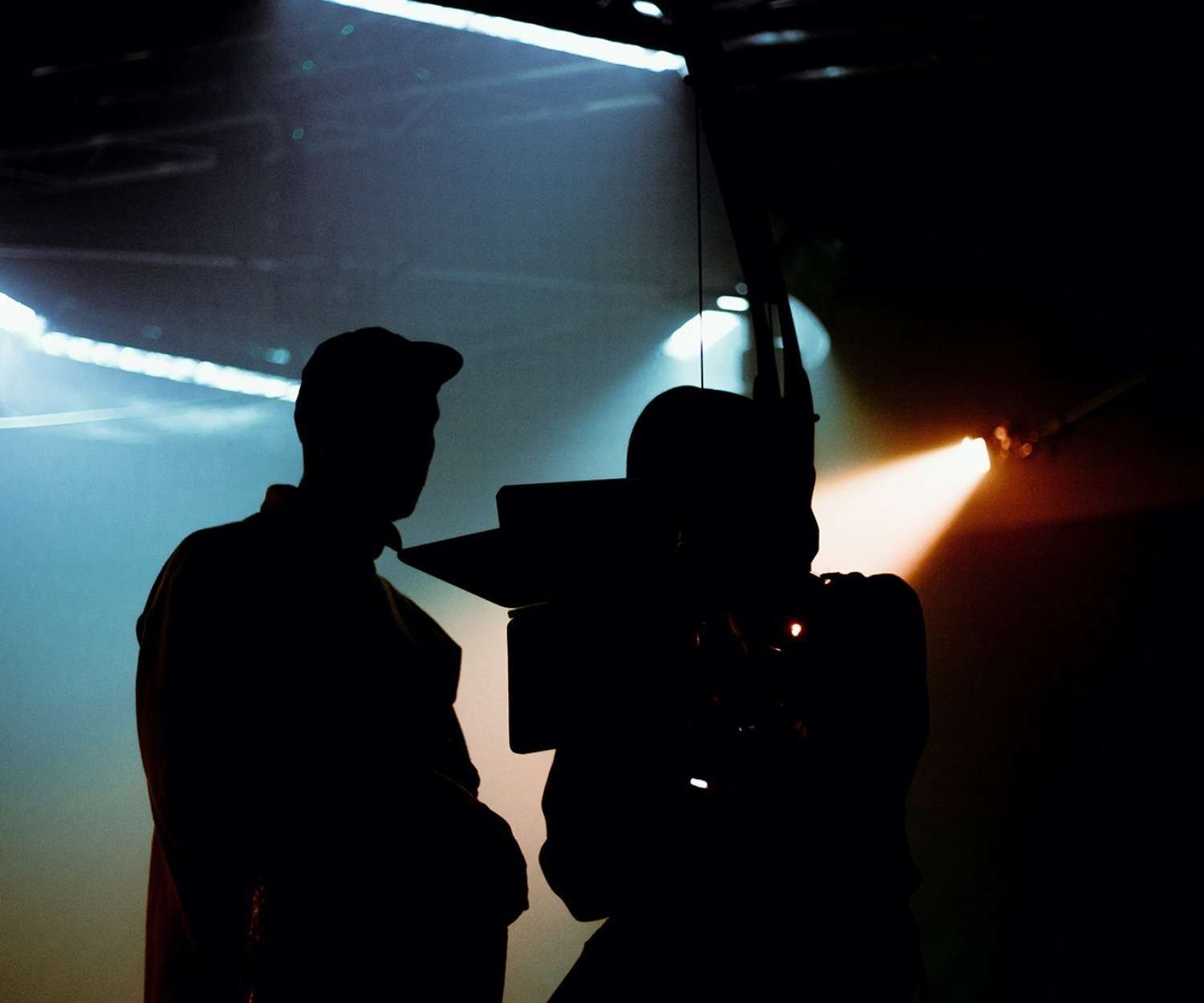 Mitglieder einer Filmcrew während einer Filmproduktion in Aktion