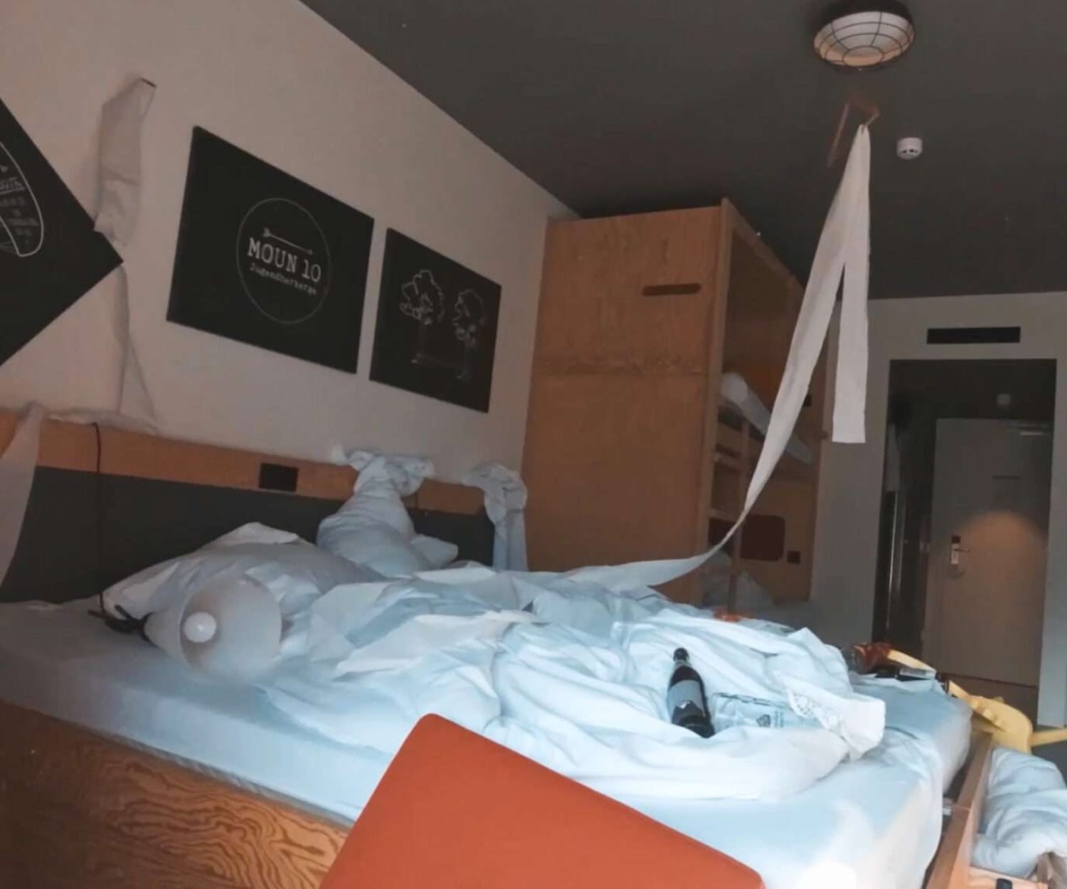 Eine Gruppe Jugendlicher erlebt ein unerwartetes Abenteuer in der Jugendherberge.