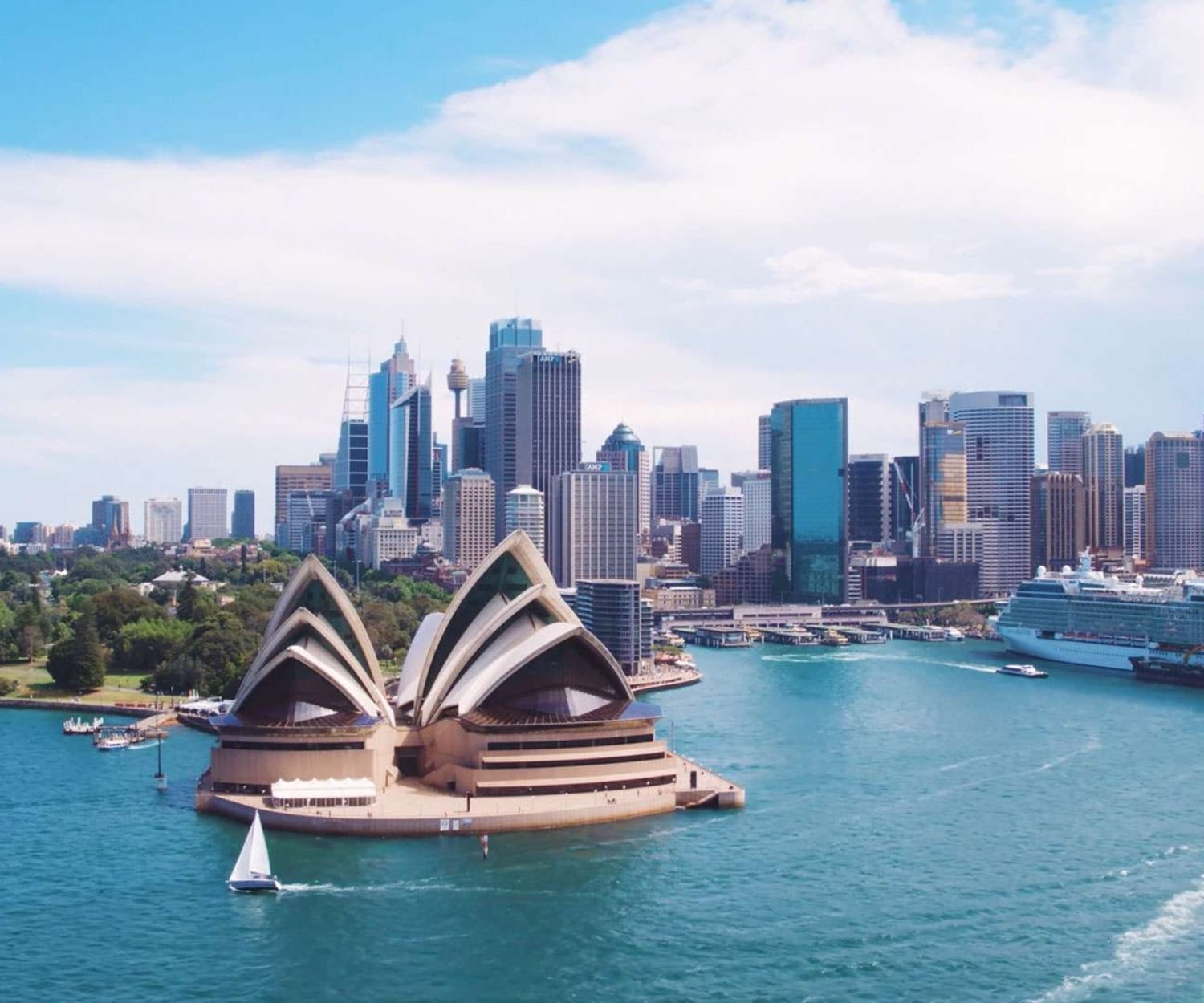 Ein autonom fahrendes Mercedes-Benz Testfahrzeug der S-Klasse auf weltweiter Erprobungsfahrt, um reale Verkehrssituationen und Mobilitätskonzepte der Zukunft zu analysieren.