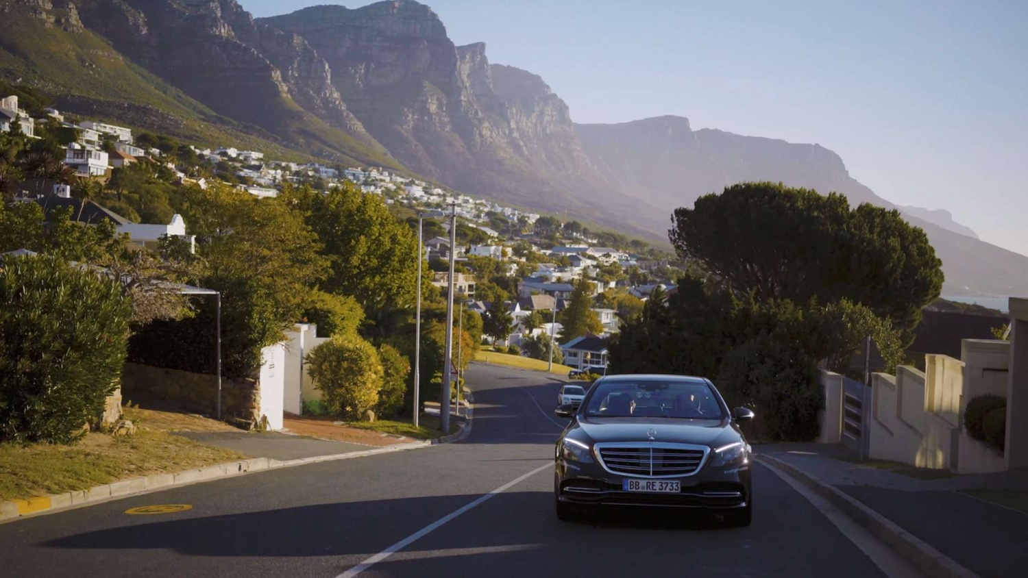 Ein autonom fahrendes Mercedes-Benz Testfahrzeug der S-Klasse auf weltweiter Erprobungsfahrt, um reale Verkehrssituationen und Mobilitätskonzepte der Zukunft zu analysieren.