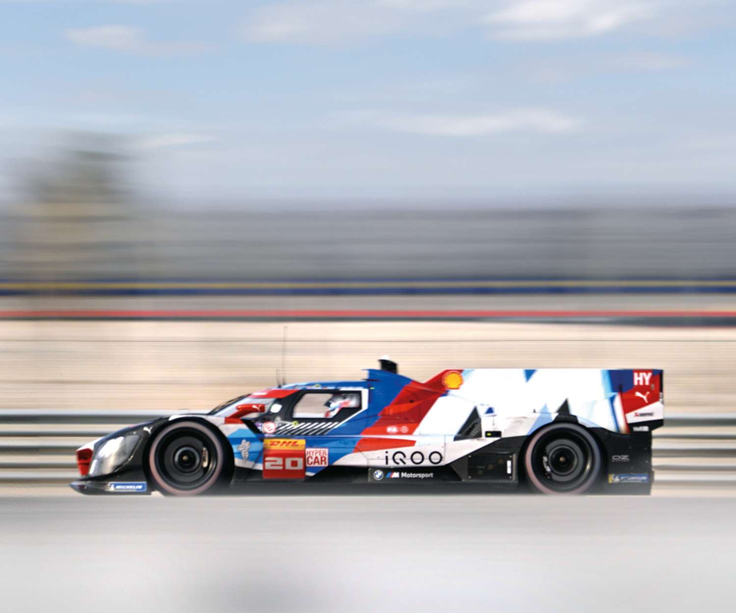 Motorsport Filmproduktion in Action: Ein Rennwagen auf der Strecke, eingefangen von einem Kamerateam für dynamische Aufnahmen