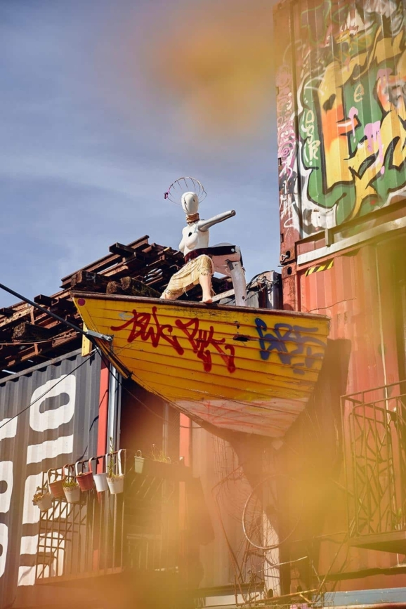 Bahnwärter Thiel in München – Street-Art, alte Bahnwaggons und kreative Atmosphäre.