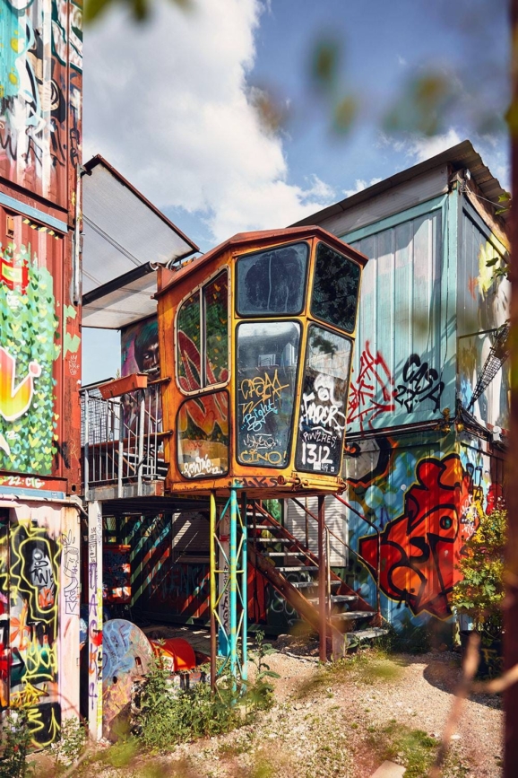 Bahnwärter Thiel in München – Street-Art, alte Bahnwaggons und kreative Atmosphäre.