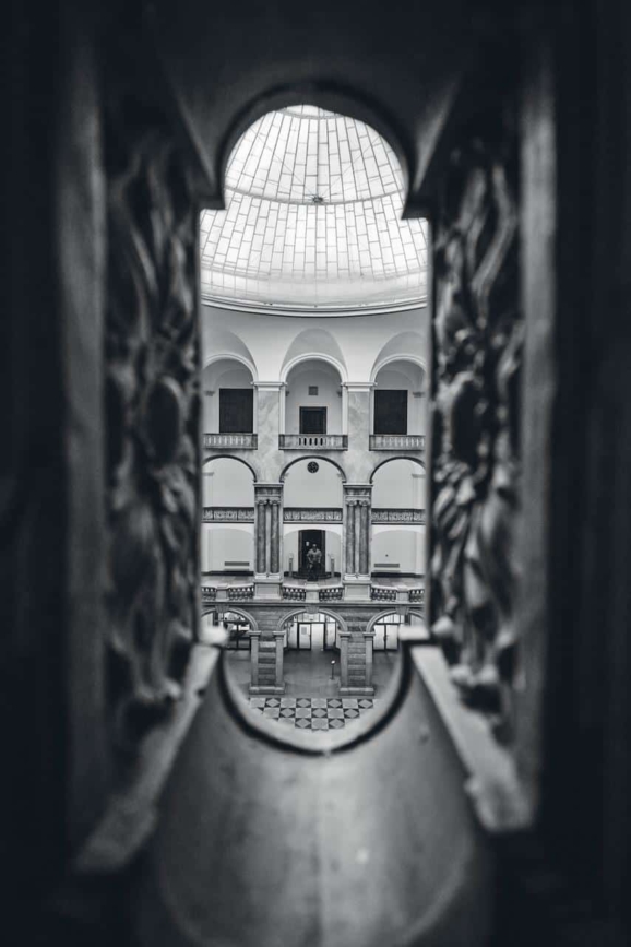 Der Justizpalast in München – beeindruckende Fassade und historische Architektur.