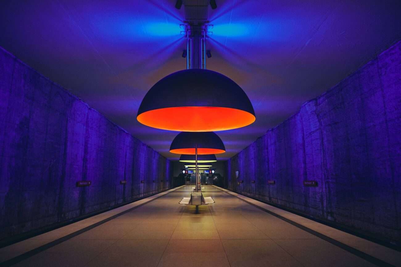 U-Bahnhof Westfriedhof in München – faszinierende Lichtinstallation und moderne Architektur