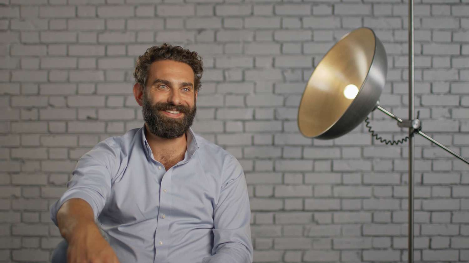 Mitarbeiter in einem professionell produzierten Recruiting-Video geben authentische Einblicke in den Arbeitsalltag.