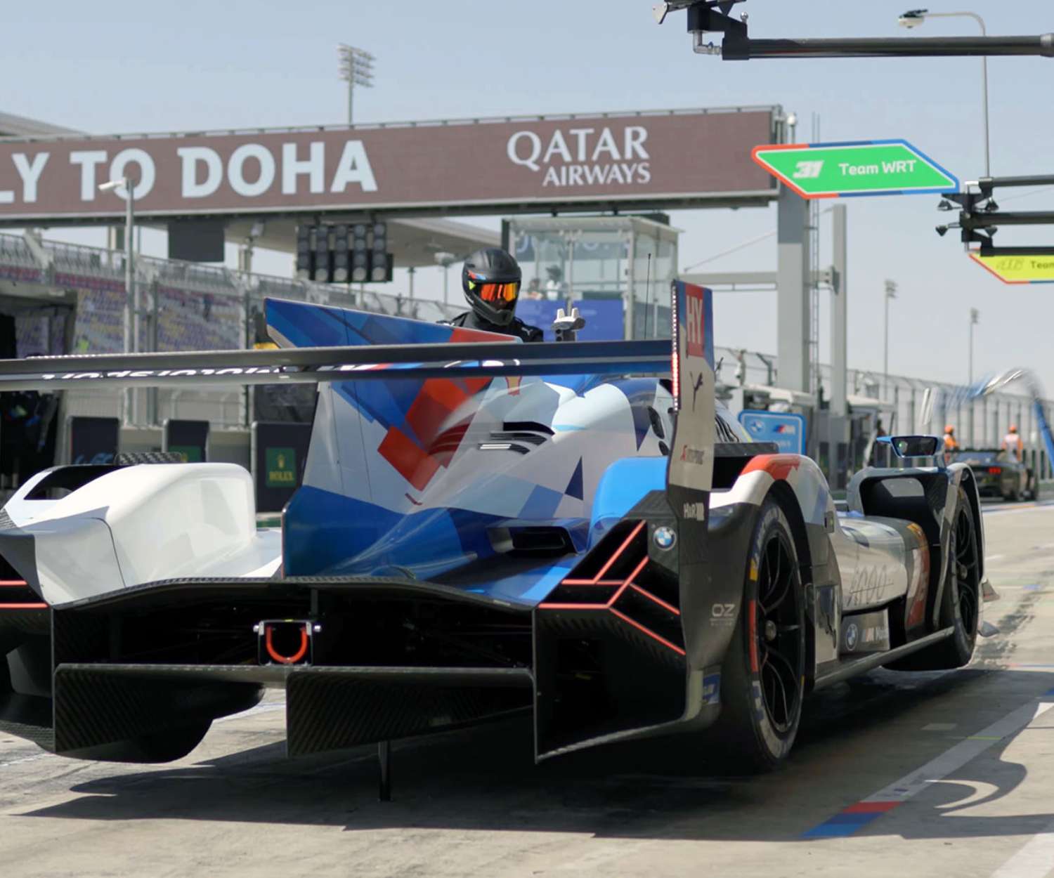 Der BMW M Hybrid V8 auf der Rennstrecke in Katar beim Saisonauftakt der FIA WEC, eingefangen in dynamischer Bewegung.