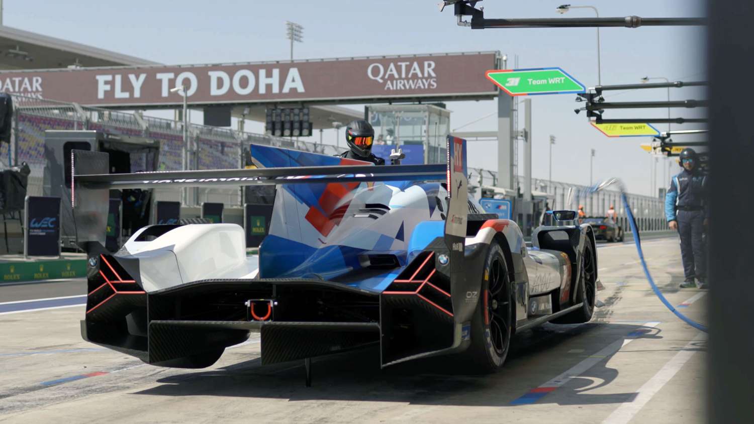 Der BMW M Hybrid V8 auf der Rennstrecke in Katar beim Saisonauftakt der FIA WEC, eingefangen in dynamischer Bewegung.