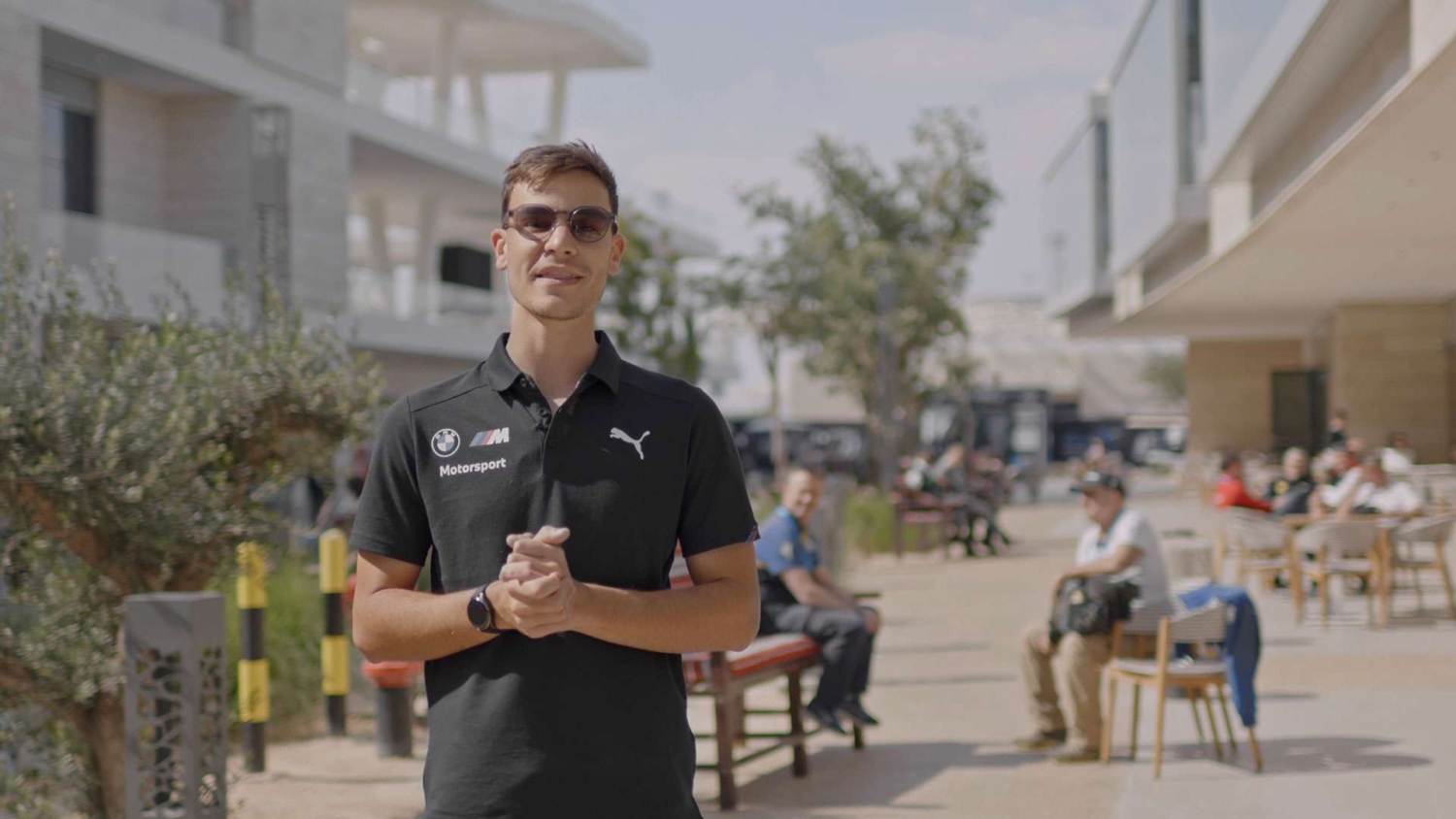 Der BMW M Hybrid V8 auf der Rennstrecke in Katar beim Saisonauftakt der FIA WEC, eingefangen in dynamischer Bewegung.