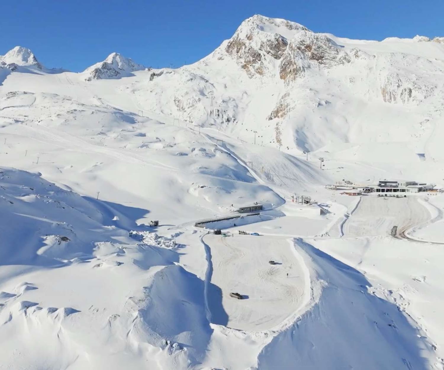Ein Fahrzeug driftet auf einer verschneiten Fahrbahn, festgehalten in Eventfotos und Filmaufnahmen des Winter Technic Drive in Sölden.