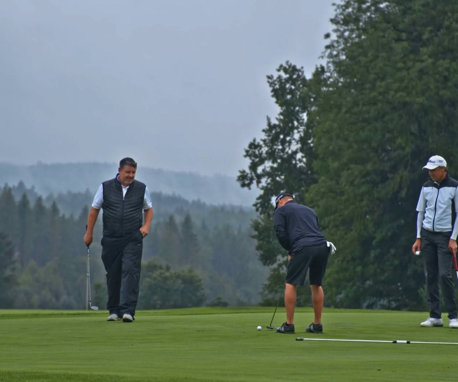 Golfer auf dem Green beim exklusiven Audemars Piguet Golfturnier