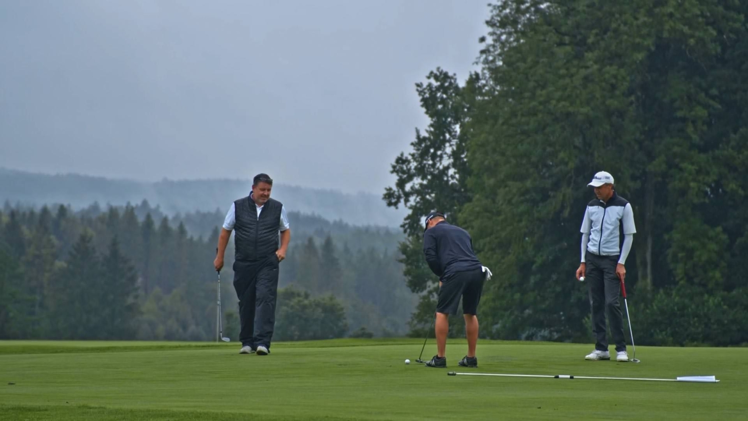 Golfer auf dem Green beim exklusiven Audemars Piguet Golfturnier