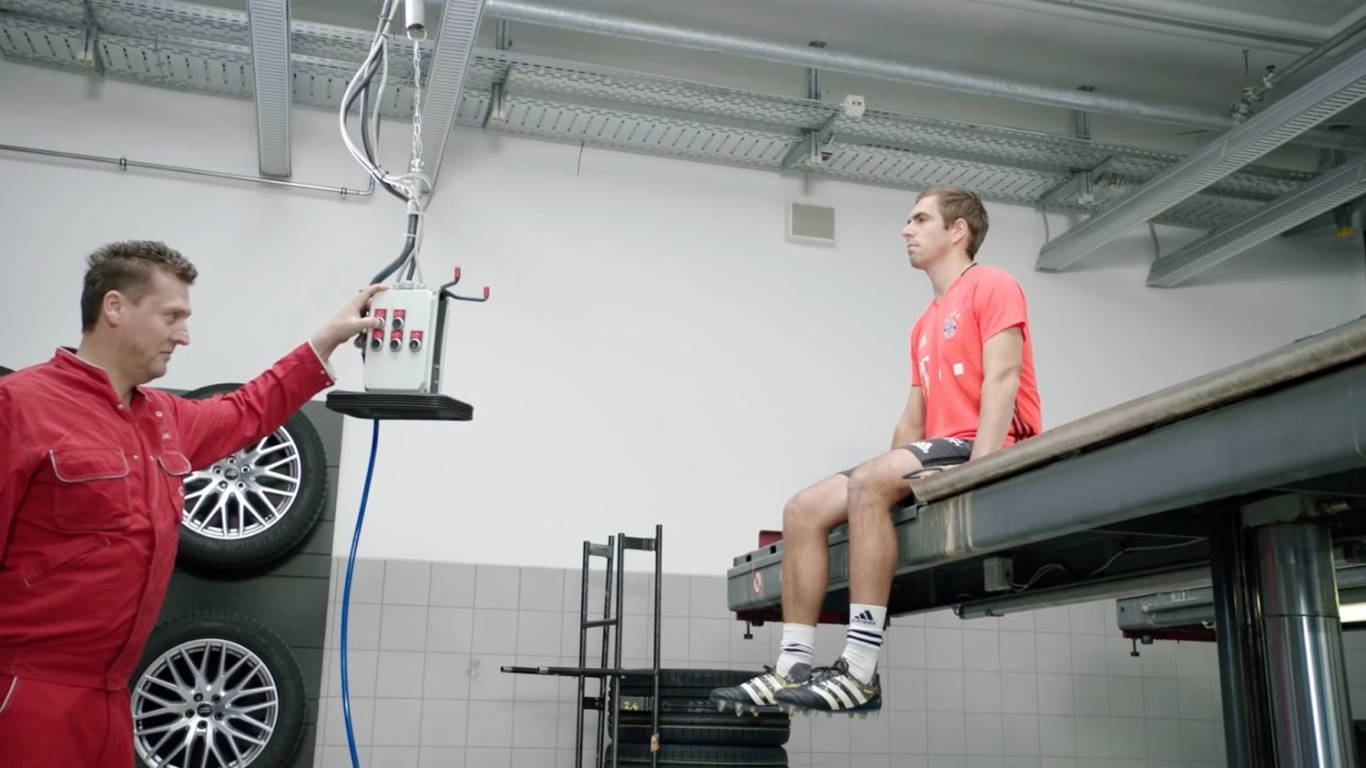 FC Bayern-Spieler im Audi bei winterlichen Fahrbedingungen