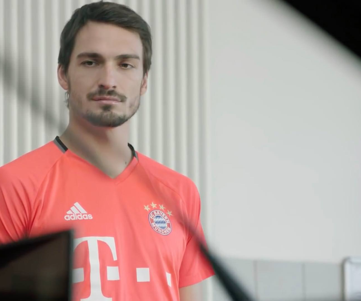 FC Bayern-Spieler im Audi bei winterlichen Fahrbedingungen