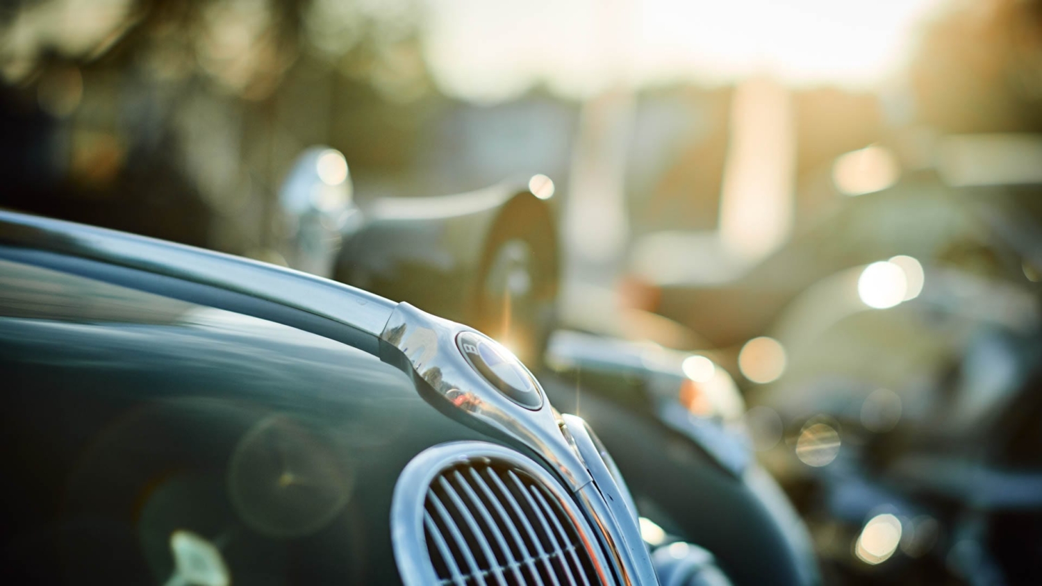 Detailaufnahme eines BMW-Oldtimers bei Sonnenuntergang im Autokino