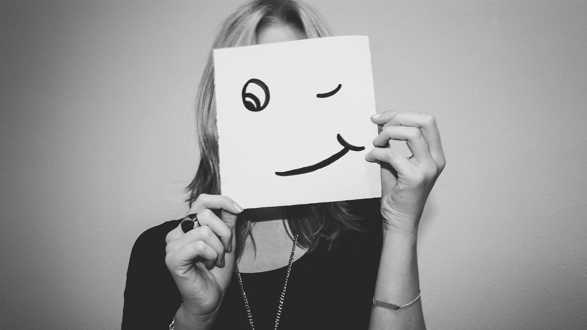 Frau mit gezeichnetem Smiley – symbolisch für den emotionalen Zugang durch Branded Content