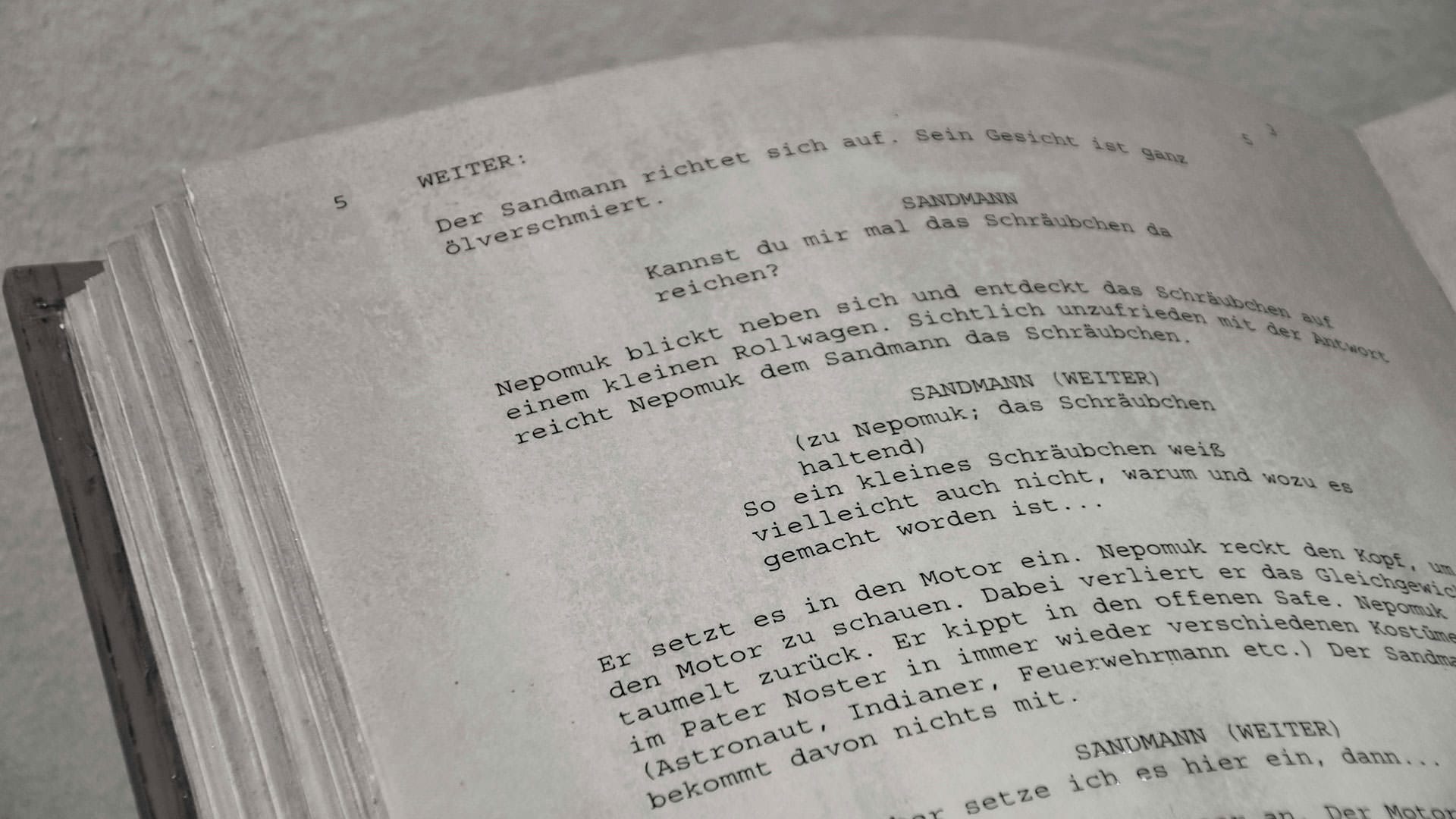 Ausschnitt einer getippten Drehbuchseite mit Dialog und Szenenanweisungen – Grundlage für den Filmdreh