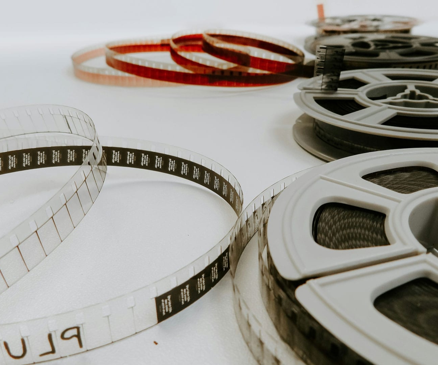 Filmrollen auf einem Tisch – Symbolbild für gesichertes Material am Ende eines Drehtages