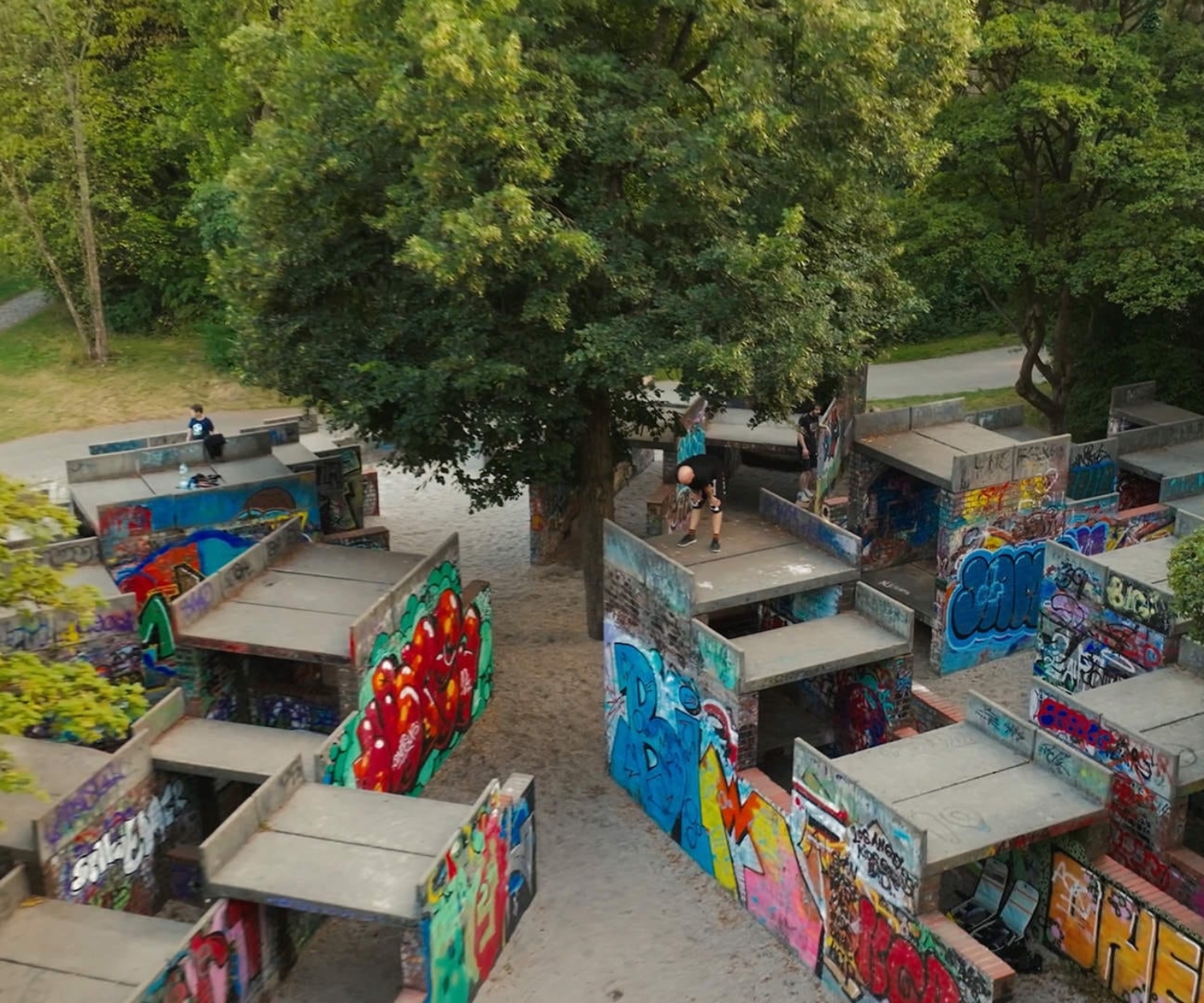 Vogelperspektive auf das Parkour-Areal im Olympiapark München mit bunten Graffiti-Wänden und urbanem Layout