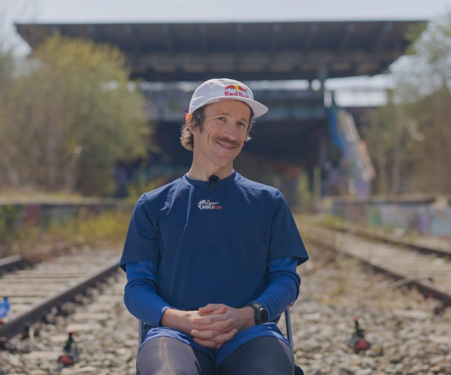 Ultraläufer Florian Neuschwander beim Interview auf den stillgelegten Gleisen im Münchner Olympiapark