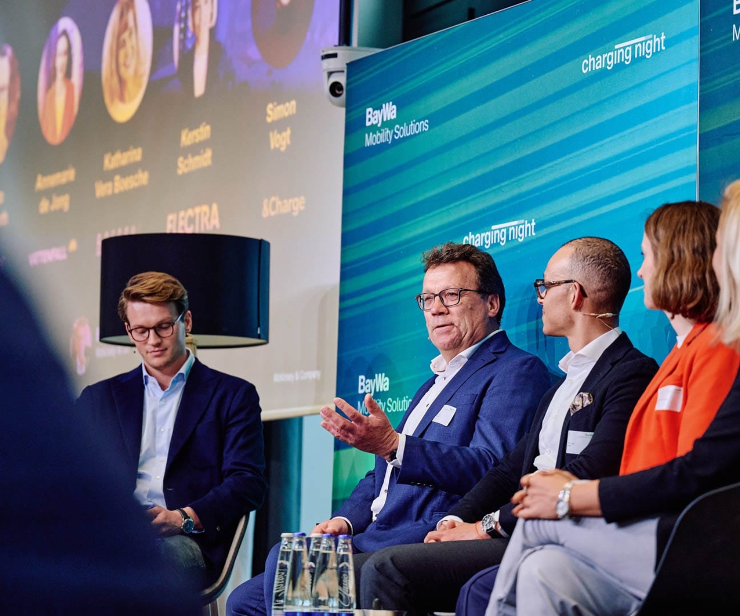 Diskussionsrunde mit fünf Teilnehmenden auf der Bühne der BayWa Charging Night 2025.
