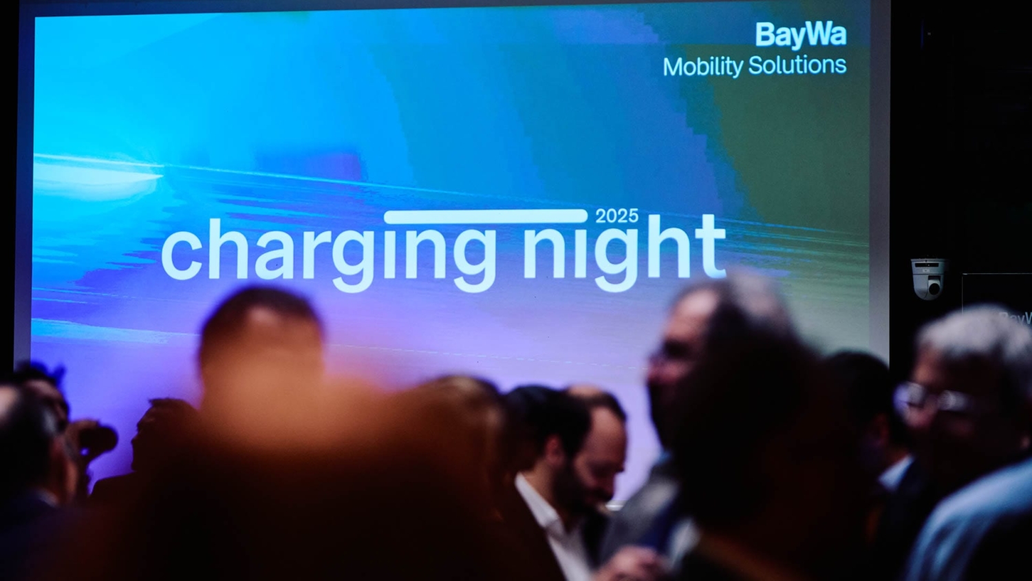Blick auf das große Logo der „Charging Night 2025“ während des Networking-Abends.