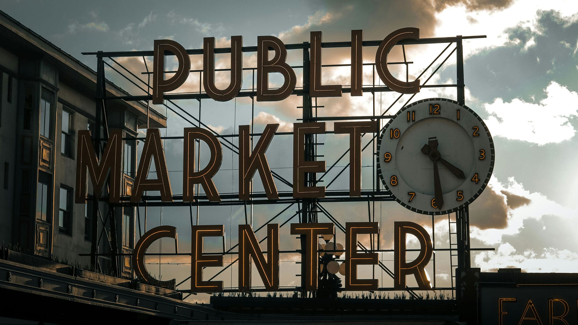 Neon-Schild des Public Market Center als Sinnbild für den ersten Kontaktpunkt in der Video Customer Journey