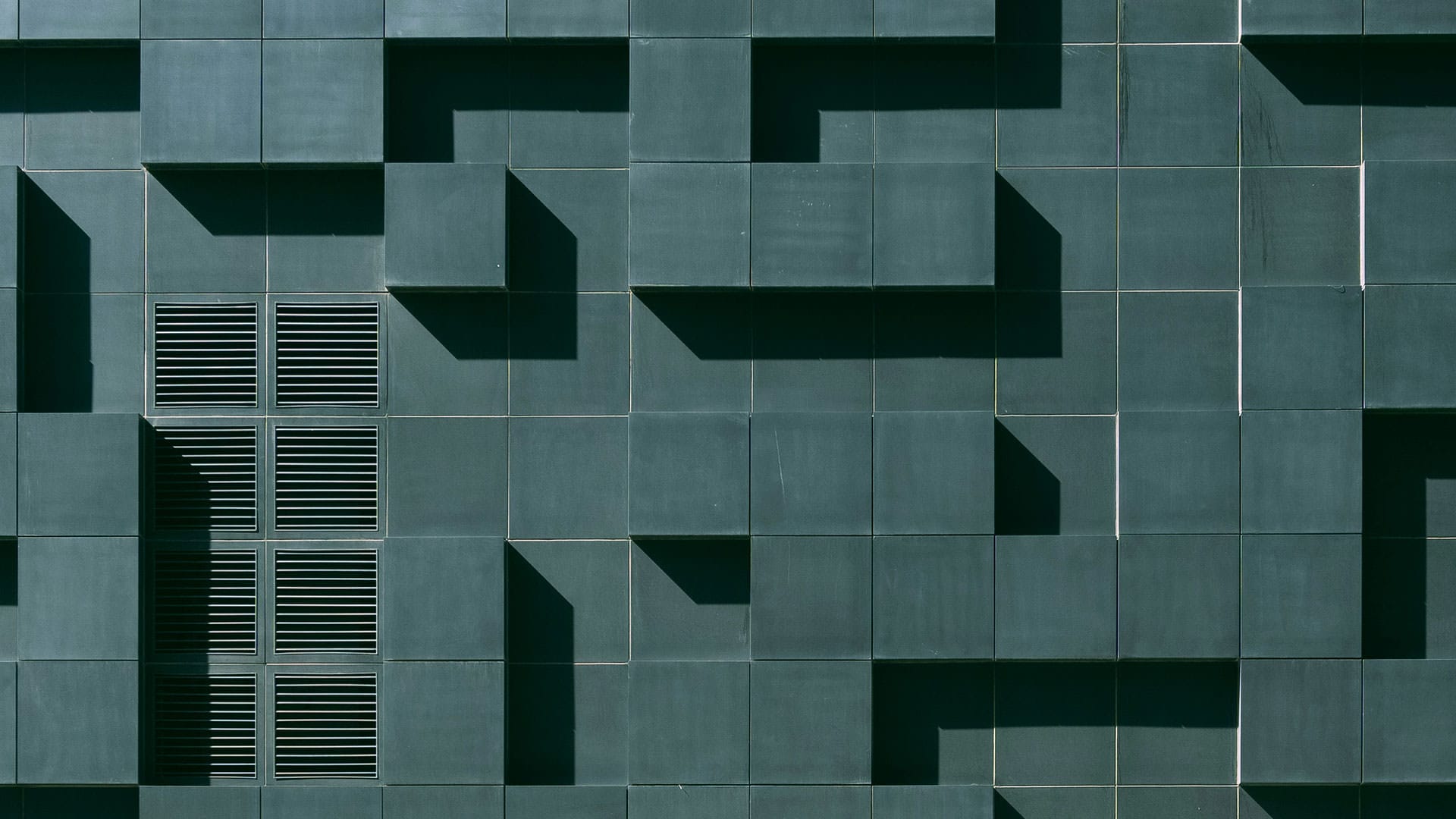 Geometrische Fassadenstruktur steht sinnbildlich für den strategischen Aufbau einer konsistenten, markengerechten Video-Kommunikation.