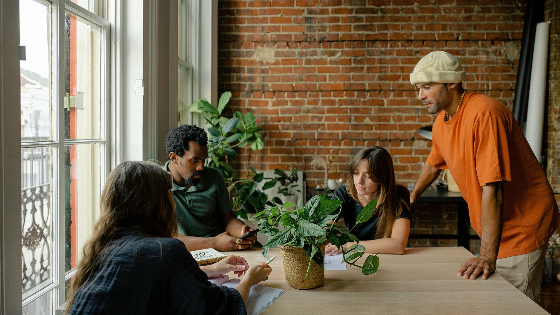 Ein kreatives Team entwickelt in einem modernen Büro eine durchdachte Videostrategie zur Unterstützung unternehmerischer Ziele.