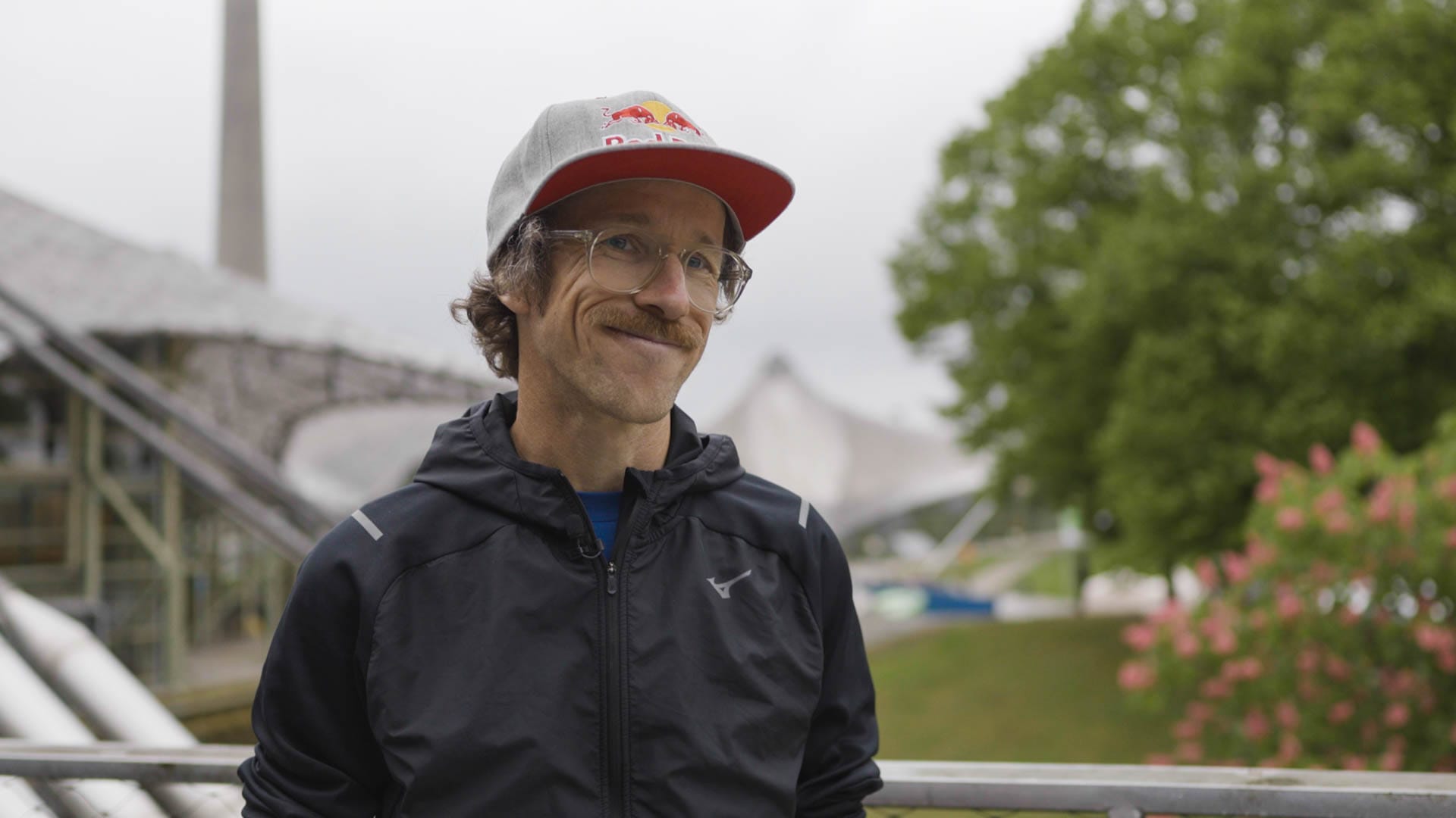 Ultraläufer Florian Neuschwander vor dem Start des Wings for Life World Run 2025 in München im Olympiapark