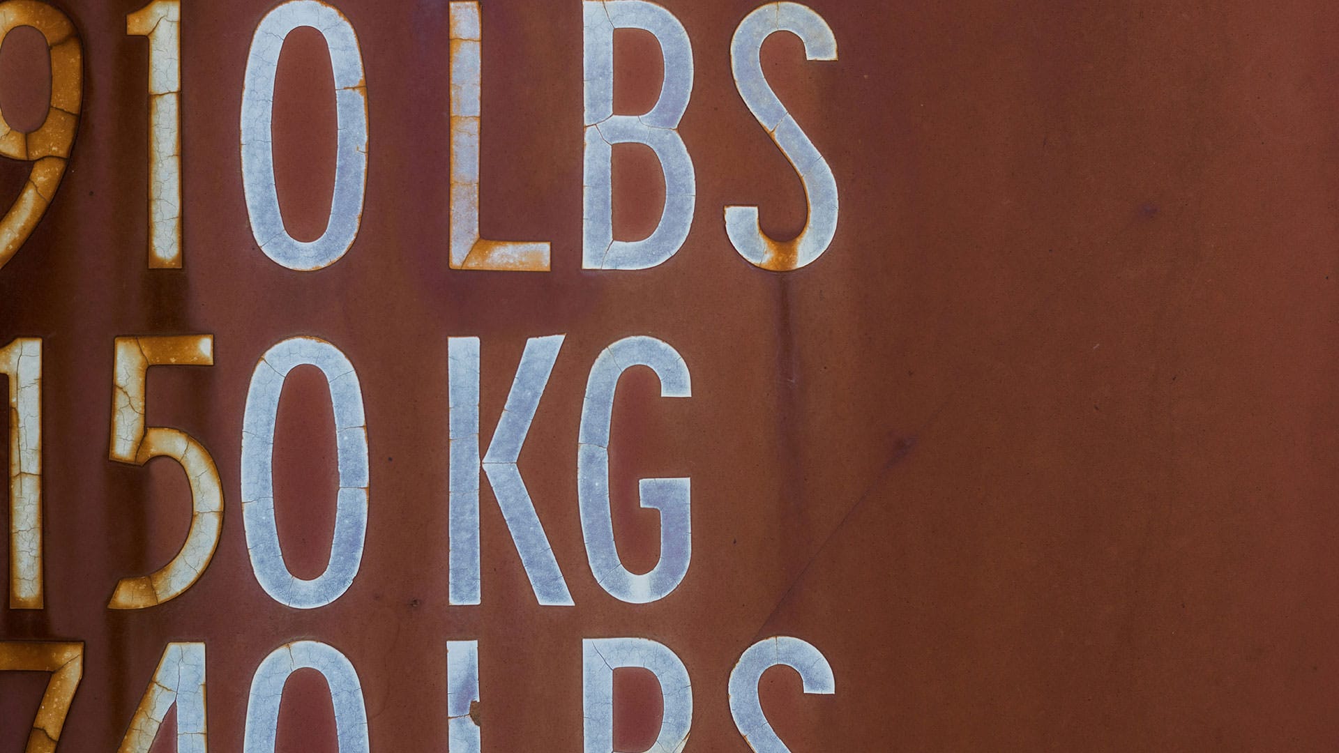 Nahaufnahme von Gewichtseinheiten in Pfund und Kilogramm als Symbol für die Gewichtung von Zielgruppenkriterien