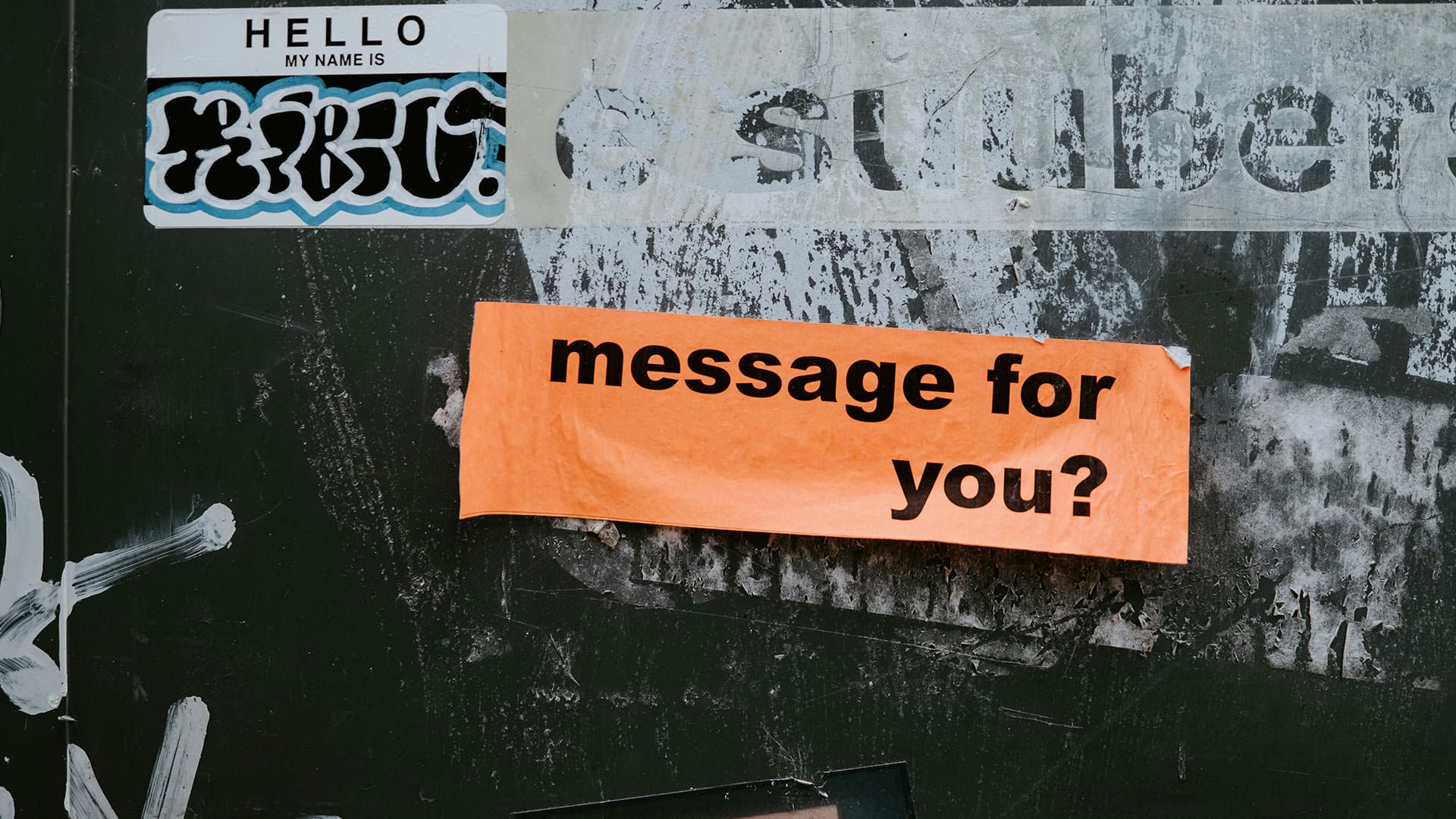 Sticker mit der Aufschrift „message for you?“ auf einer urbanen Oberfläche als Metapher für direkte Zielgruppenansprache