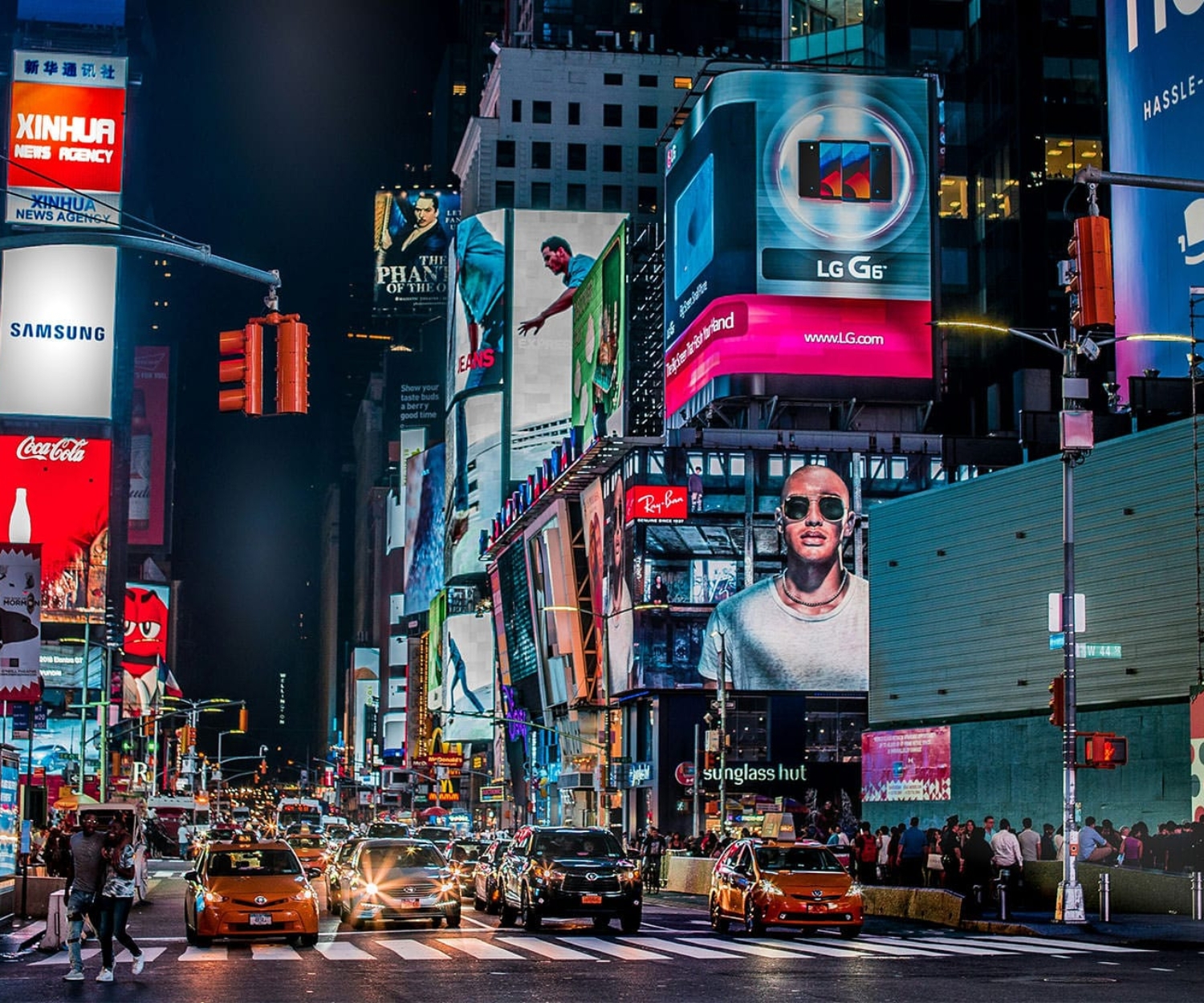 Leuchtreklamen und Werbebildschirme am Times Square bei Nacht – symbolisch für Reichweite und Wirkung von Imagefilmen