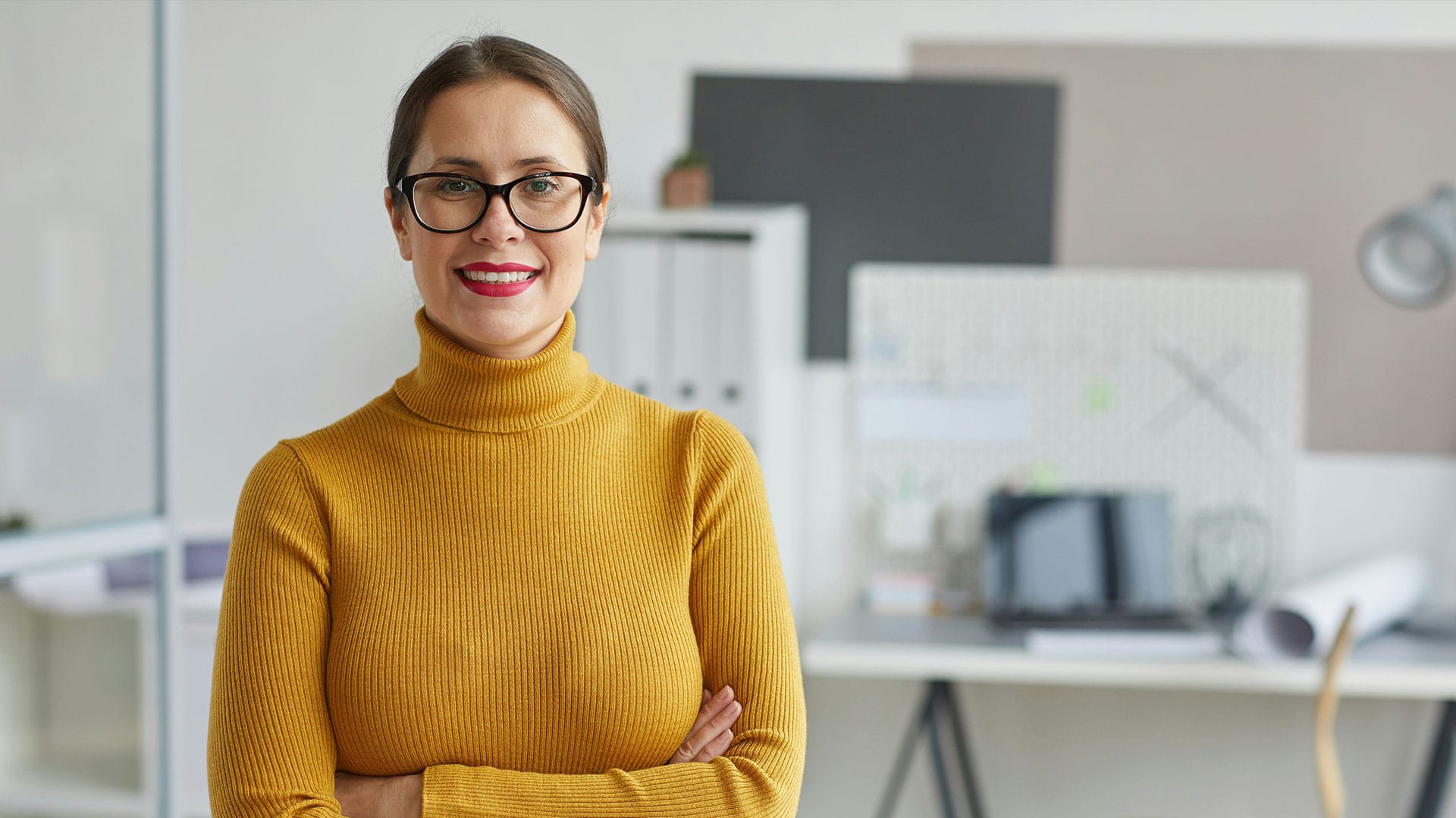 Echte Nutzerin steht vor der Kamera und wird beim Erstellen von User-Generated Content im Unternehmensvideo gefilmt