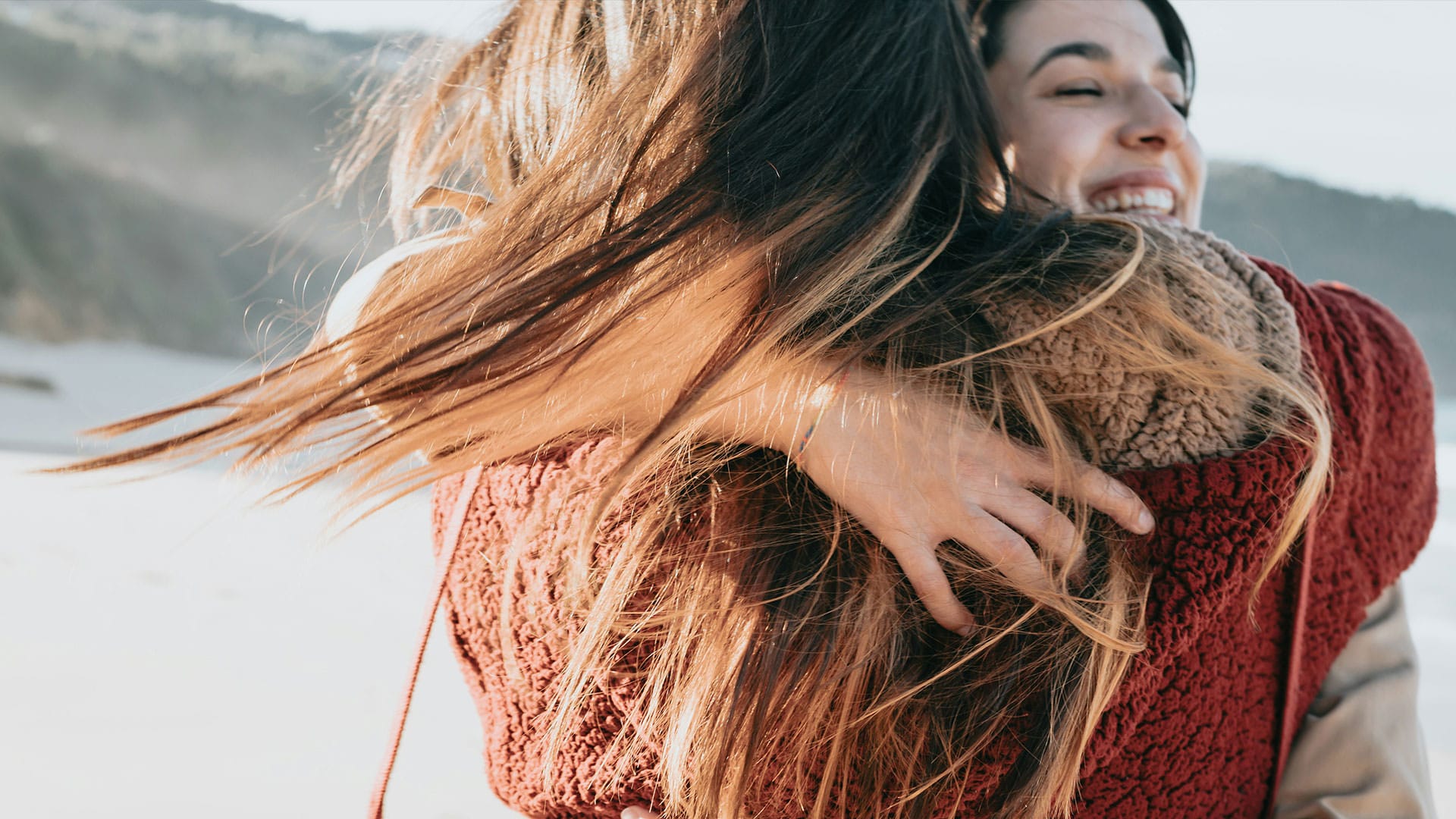 Frau mit Brille im Büro lächelt in die Kamera – steht für Personal Branding im Video-Podcast