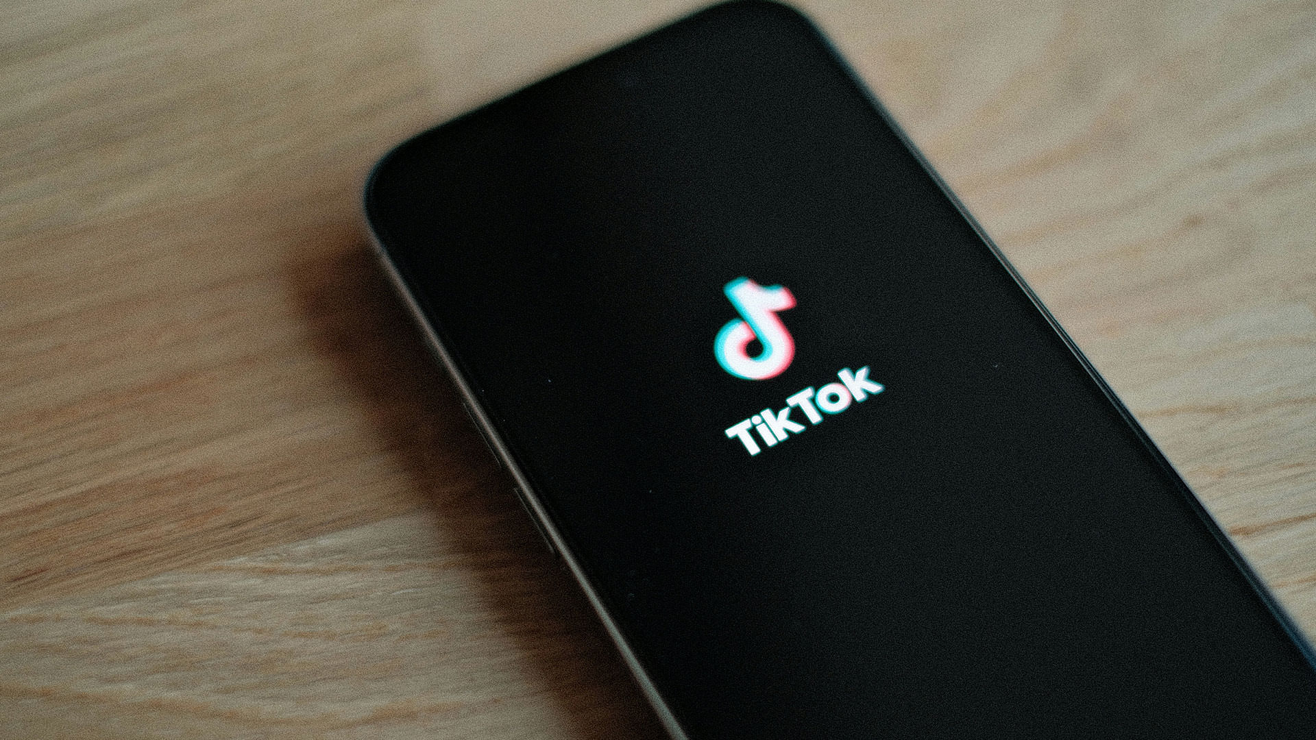 Smartphone mit TikTok-App auf dem Display als Symbol für Kurzvideos für Unternehmen