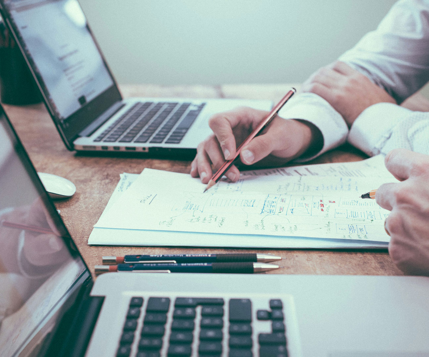 Zwei Personen analysieren Daten und Strategien am Laptop – ROI von Corporate Video im Fokus